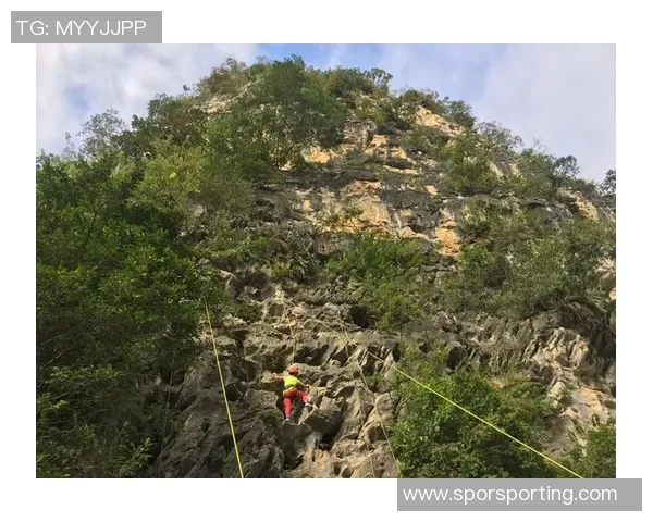 攀岩新手必看:从零基础到技术入门的全面攻略与实用技巧分享